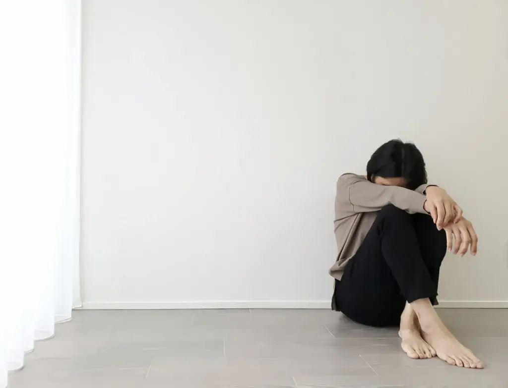 自分を呪う感情からの解放｜自己否定の原因と自己受容へのステップ